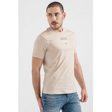Tricou cu decolteu la baza gatului si imprimeu logo discret