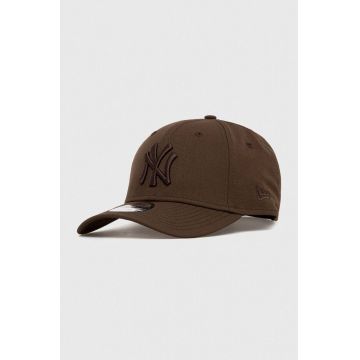 New Era sapca culoarea maro, neted, NEW YORK YANKEES