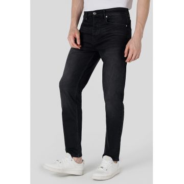Blugi cu talie joasa si aspect decolorat