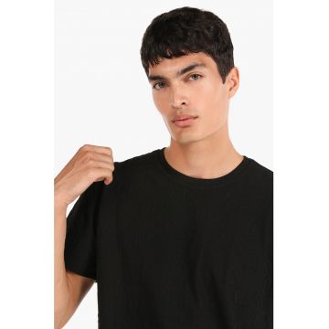 Tricou cu decolteu la baza gatului