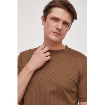 BOSS tricou barbati, culoarea maro, neted