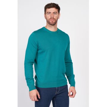 Pulover tricotat fin cu decolteu la baza gatului