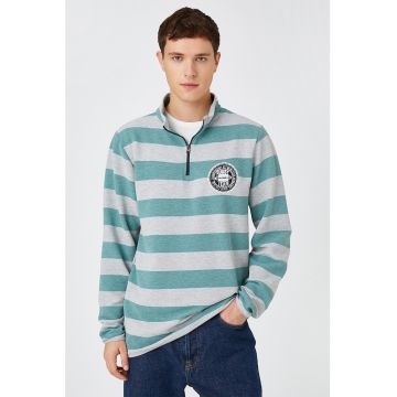 Bluza de trening cu model in dungi si fermoar scurt