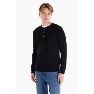 Bluza cu decolteu henley si fenta cu nasturi