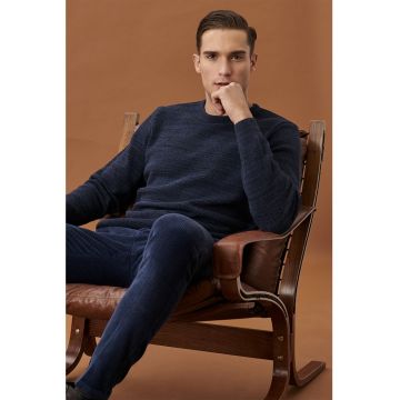 Pulover cu decolteu la baza gatului si aspect texturat