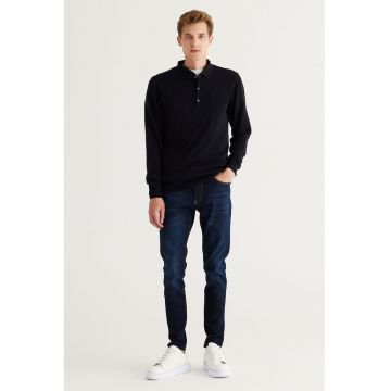Pulover tricotat fin slim-fit cu fenta cu nasturi