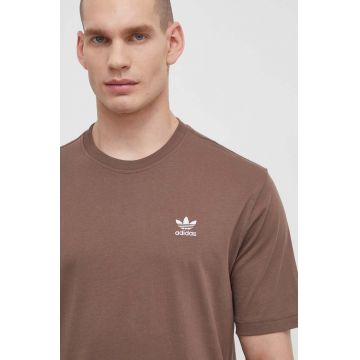 adidas Originals tricou din bumbac Essential Tee bărbați, culoarea maro, cu imprimeu, IR9688