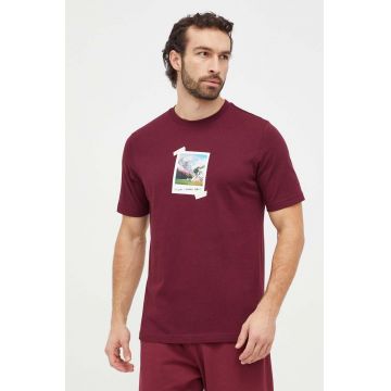 adidas tricou din bumbac bărbați, culoarea bordo, cu imprimeu IS9045