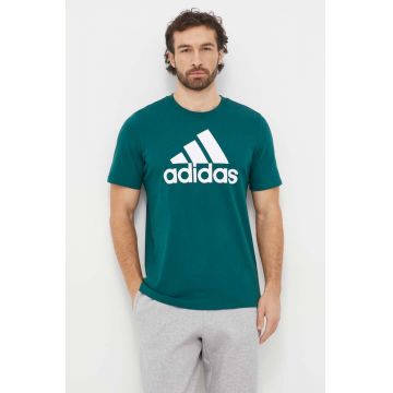 adidas tricou din bumbac bărbați, culoarea verde, cu imprimeu IS1300