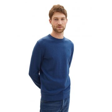 Pulover tricotat fin cu decolteu la baza gatului