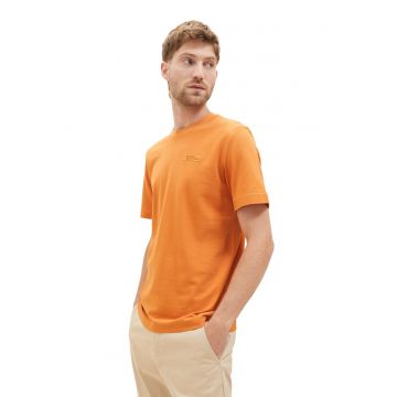 Tricou cu decolteu la baza gatului