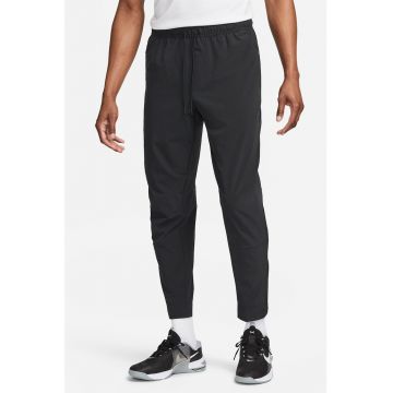 Pantaloni conici cu tehnologie Dri-FIT si slituri cu fermoar Unlimited