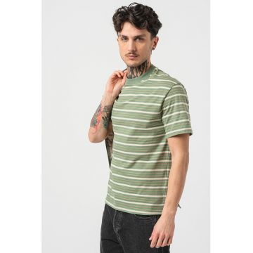 Tricou cu decolteu la baza gatului si model in dungi