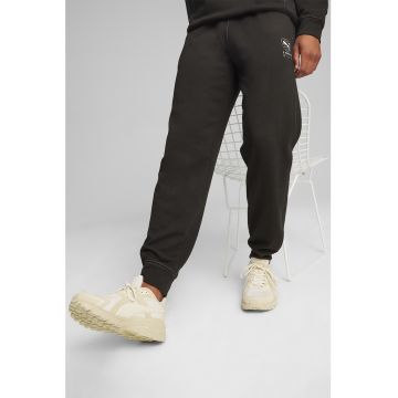 Pantaloni de trening cu croiala conica si snur de ajustare