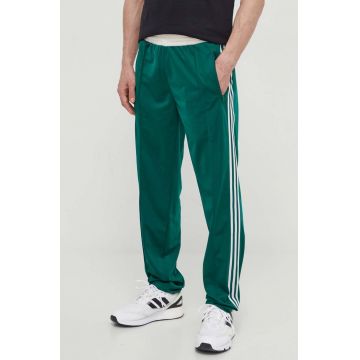 adidas Originals pantaloni de trening culoarea verde, cu imprimeu IS1402