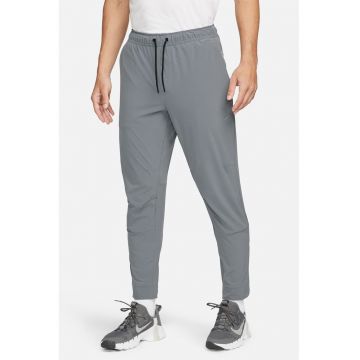 Pantaloni conici cu tehnologie Dri-FIT si slituri cu fermoar Unlimited