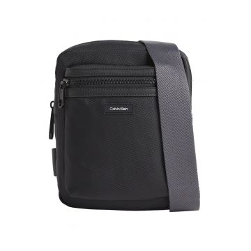 Geanta crossbody cu model uni si bareta ajustabila