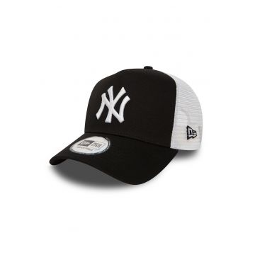 Sapca cu capsa pe partea din spate si logo New York Yankees