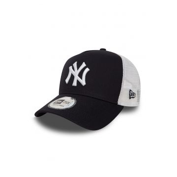 Sapca cu capsa pe partea din spate si logo New York Yankees