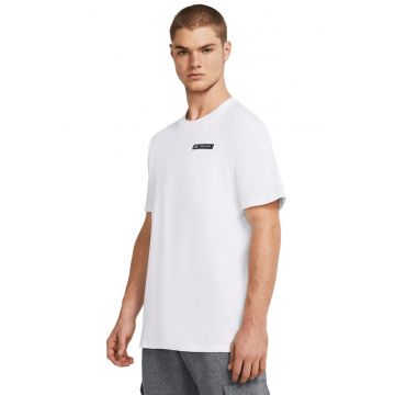 Tricou cu decolteu la baza gatului