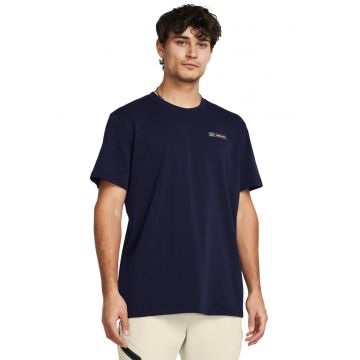 Tricou cu decolteu la baza gatului