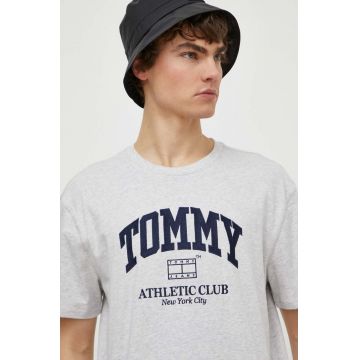 Tommy Jeans tricou din bumbac bărbați, culoarea gri, cu imprimeu, DM0DM18557