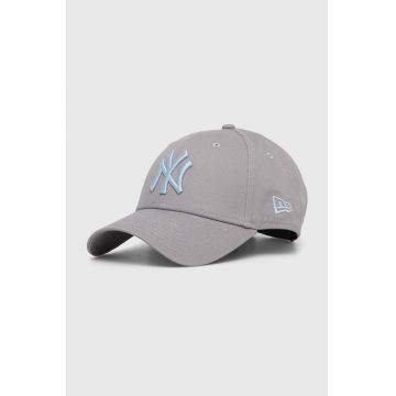 New Era șapcă de baseball din bumbac 9FORTY NEW YORK YANKEES culoarea gri, cu imprimeu, 60503373