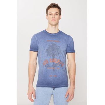 Tricou cu decolteu la baza gatului si imprimeu