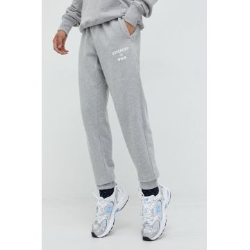 Superdry pantaloni de trening barbati, culoarea gri, cu imprimeu