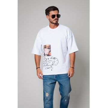 Tricou cu decolteu la baza gatului si imprimeu grafic