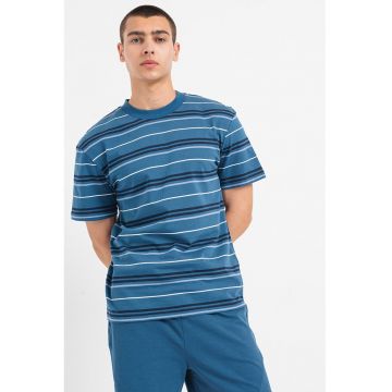 Tricou cu decolteu la baza gatului si model