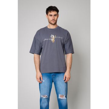 Tricou din bumbac cu decolteu la baza gatului si imprimeu grafic