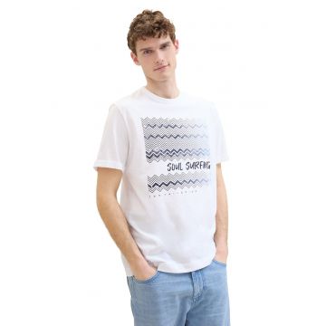 Tricou cu decolteu la baza gatului si text