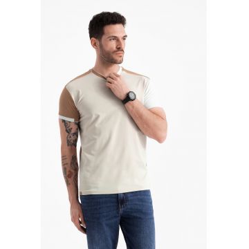 Tricou cu decolteu la baza gatului si model colorblock