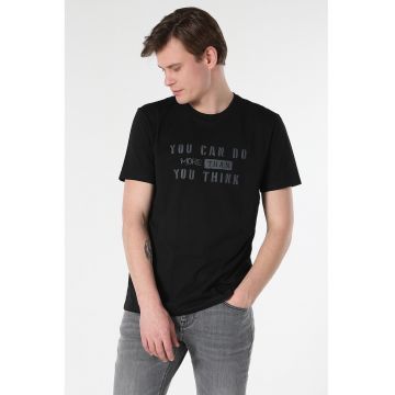 Tricou cu decolteu la baza gatului si imprimeu text