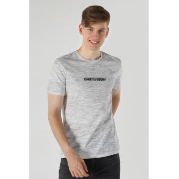 Tricou cu decolteu la baza gatului si imprimeu text - Gri deschis