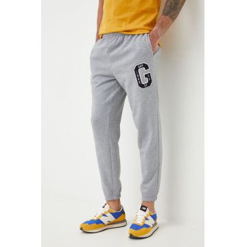 GAP pantaloni de trening barbati, culoarea gri, cu imprimeu