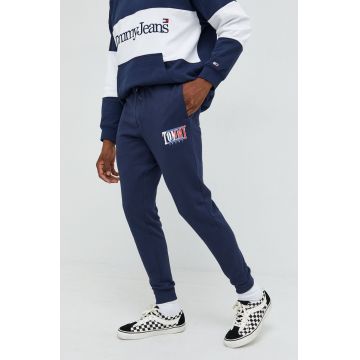 Tommy Jeans pantaloni de trening din bumbac barbati, culoarea albastru marin, cu imprimeu