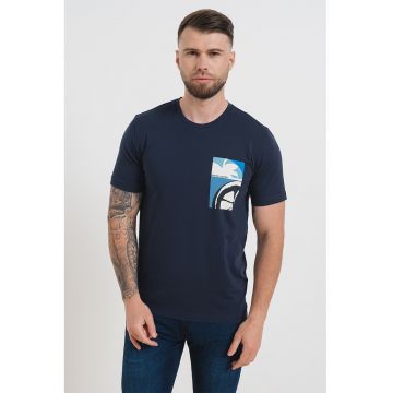 Tricou cu decolteu la baza gatului si imprimeu pe piept