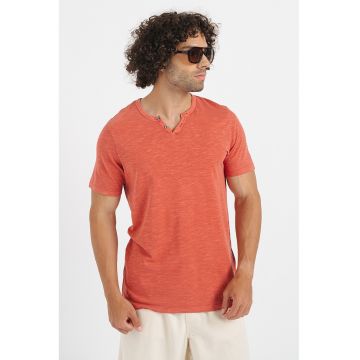 Tricou slim fit cu decolteu Henley Slipt