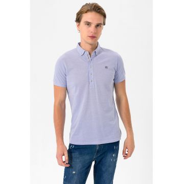 Tricou polo cu guler fixat cu nasturi