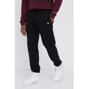 New Era Pantaloni bărbați, culoarea negru, cu imprimeu