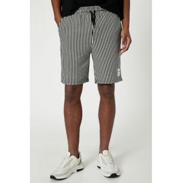 Pantaloni sport scurti cu model in dungi
