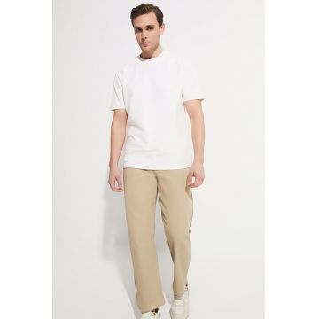 Tricou cu decolteu la baza gatului si imprimeu text - Alb