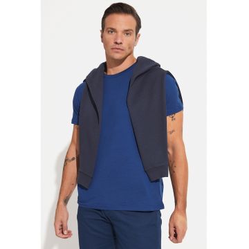 Tricou uni cu decolteu la baza gatului