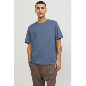 Tricou de bumbac organic cu decolteu la baza gatului si broderie discreta - Albastru prafuit