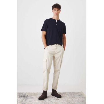 Medicine pantaloni barbati, culoarea bej, cu fason cargo Medicine pantaloni barbati, culoarea bej, cu fason cargo