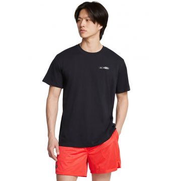 Tricou cu decolteu la baza gatului