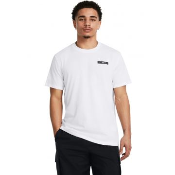 Tricou cu decolteu la baza gatului