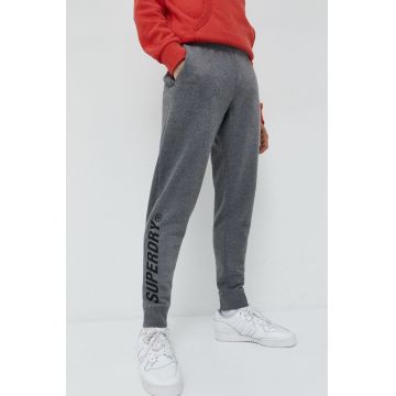 Superdry pantaloni de trening barbati, culoarea gri, melanj